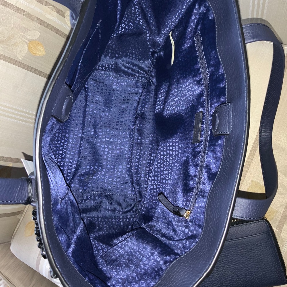 ♠️kate spade Lg Leather Tote w/ wallet♠️. EUC - Picture 5 of 10
